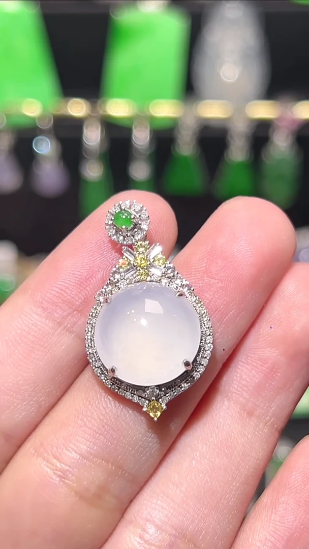 18K金镶嵌挂件翡翠吊坠