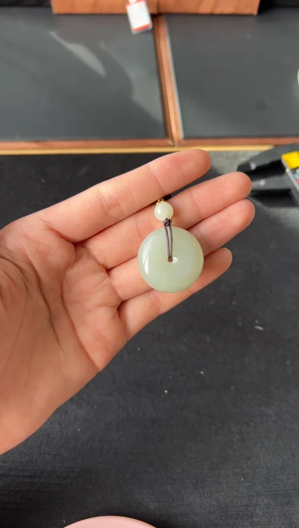 【闪购商品】和田玉吊坠(赠链)未镶嵌且末微色差近矿