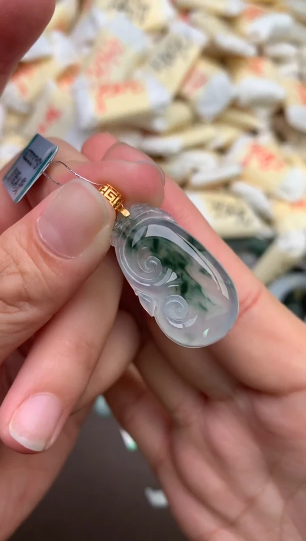 翡翠挂件18K金镶嵌   —