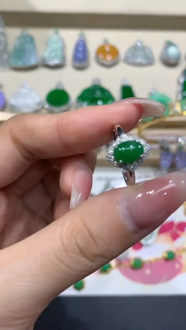 【闪购商品】翡翠吊坠(不含链)18K金镶嵌11团购