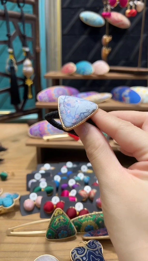 【闪购商品】【孤品专车2.10】浅蓝紫梅三角发绳一个