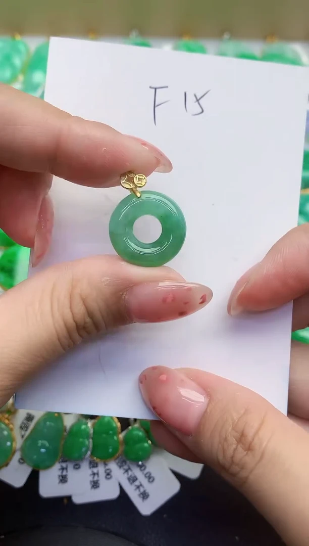 翡翠18K金镶嵌颈饰缅甸天然翡翠A货