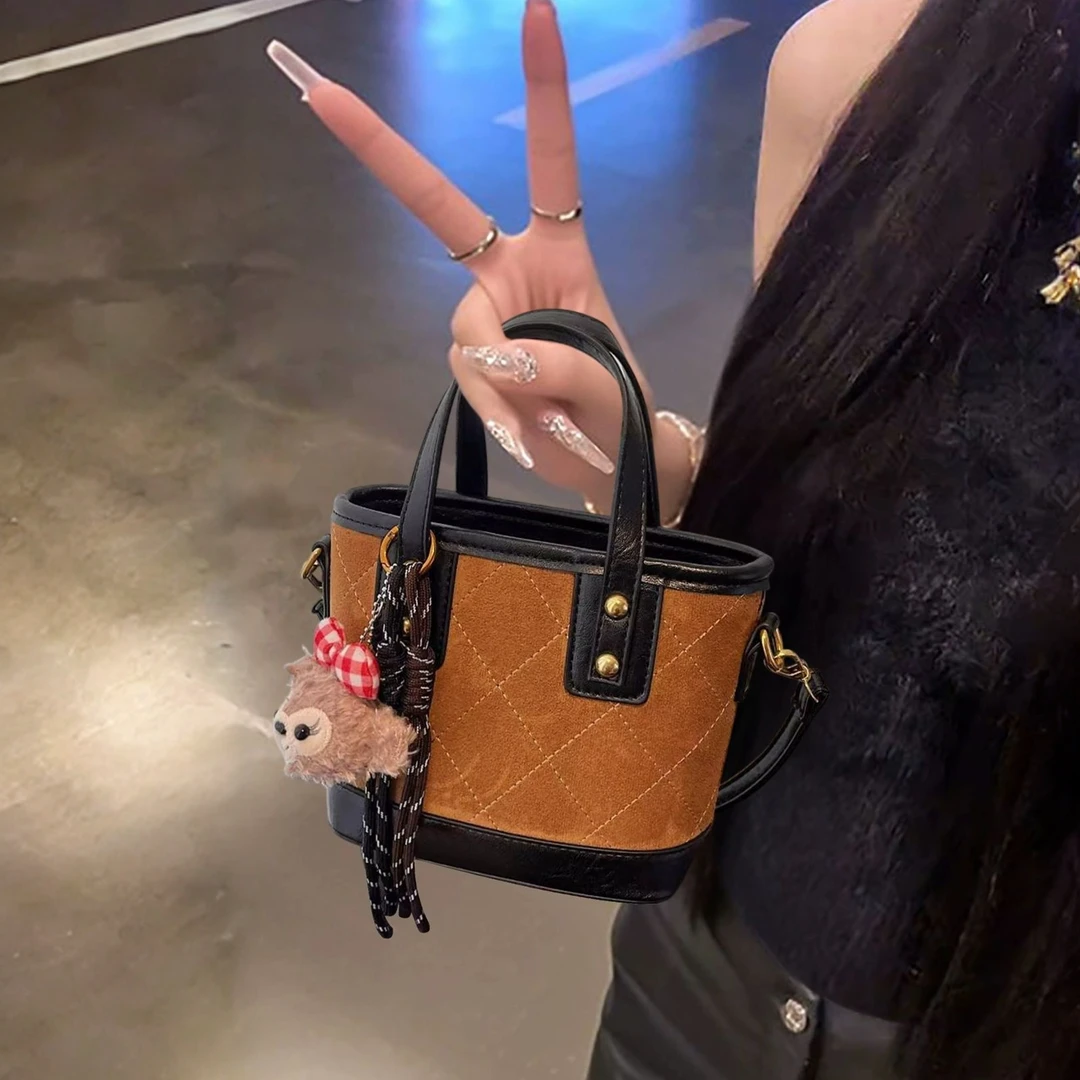 包包女式2025新款超火撞色包包水桶包韩版休闲小众设计单肩斜挎包