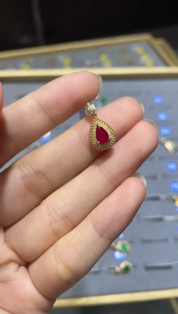 颈饰18K金镶嵌红宝石吊坠