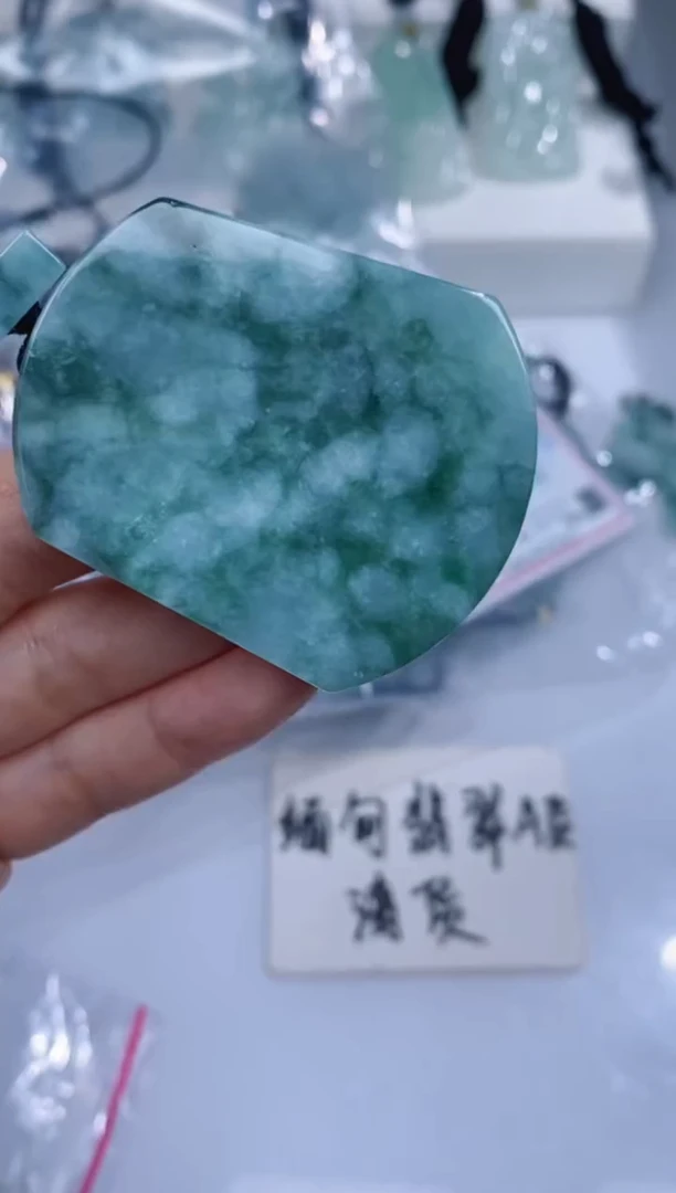 颈饰未镶嵌翡翠吊坠