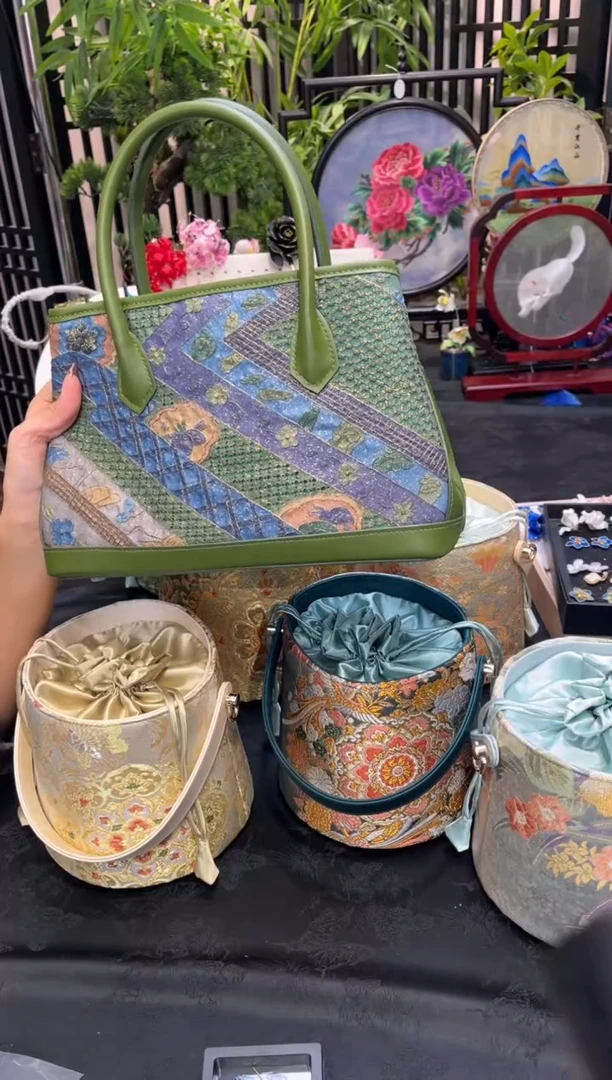 织绣浮**爱非遗手工苏绣饰品
