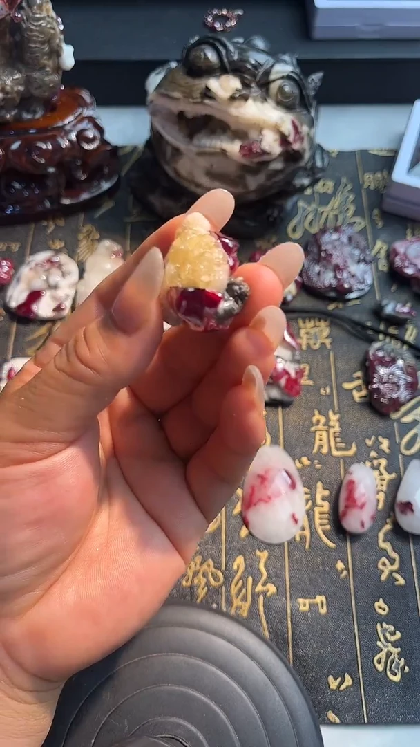 天然辰砂天然朱砂雕刻件黄水晶