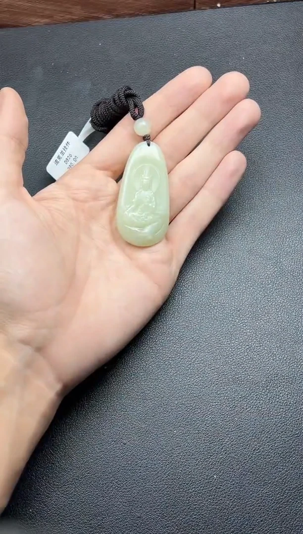 吊坠(赠链)未镶嵌和田玉且末微色差迪克兰二细吊坠HJ
