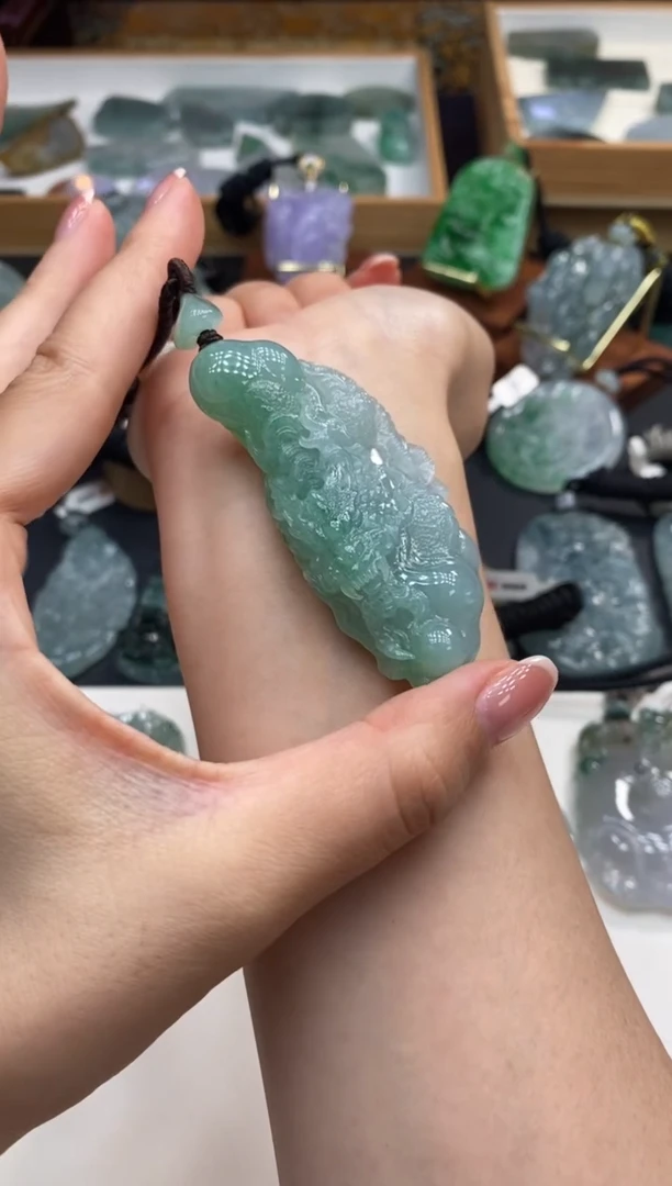 颈饰未镶嵌翡翠龙牌