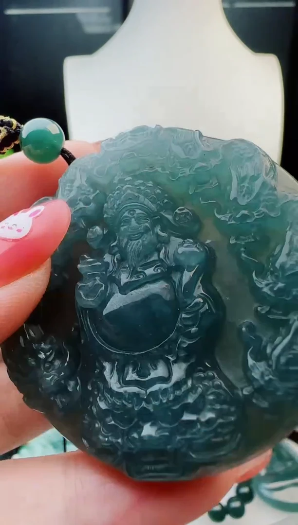 翡翠未镶嵌颈饰多样性发货其中一件
