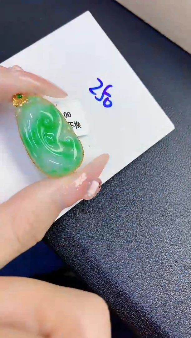 颈饰18K金镶嵌翡翠缅甸天然翡翠A货
