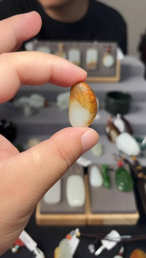 和田玉未镶嵌颈饰原子