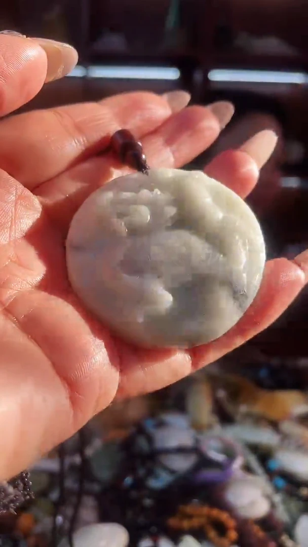 未镶嵌蛇纹石玉吊坠