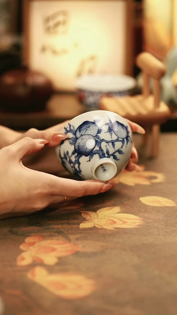 M3003/陶瓷青花五桃鸡心杯