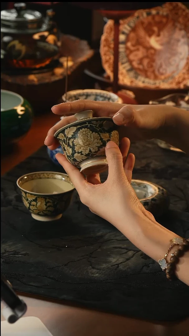 瓷片一生一物牡丹盖碗