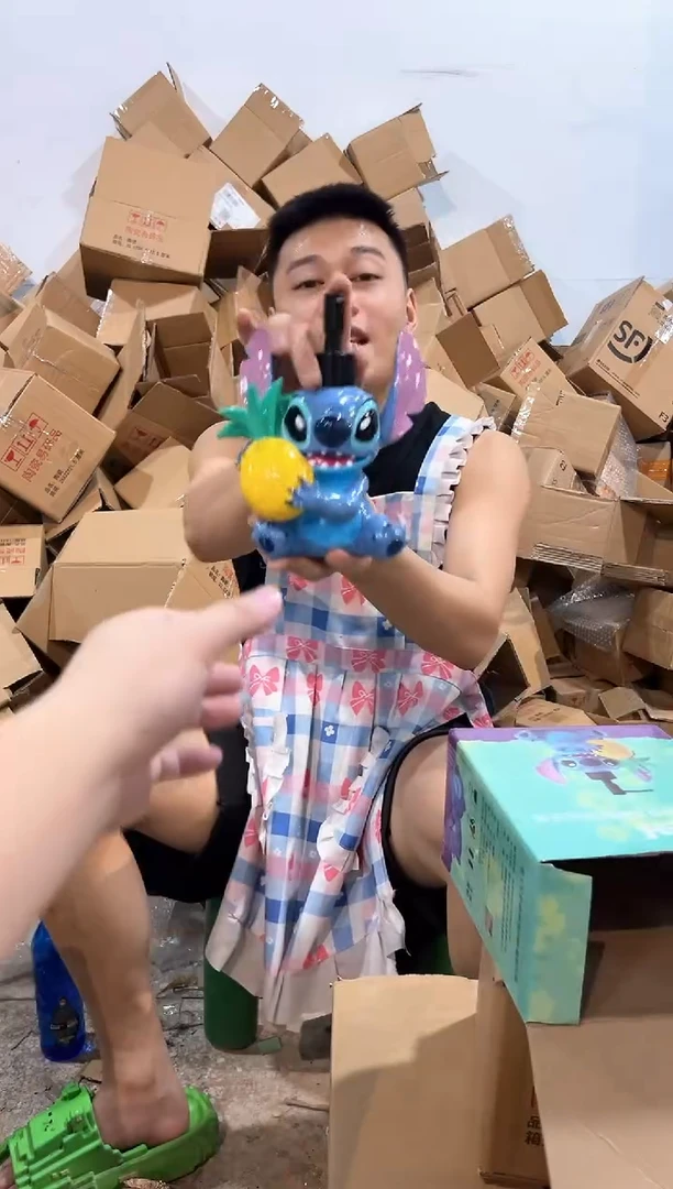 瓷片原盒史迪仔抱菠萝按压瓶 树脂