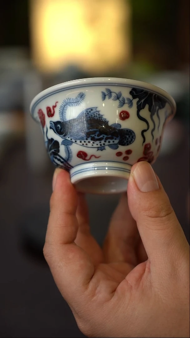 景德镇全手工手绘青花釉里红鱼藻纹压手杯