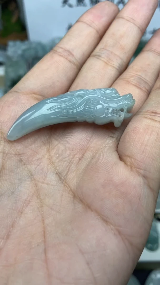 翡翠未镶嵌颈饰龙牙