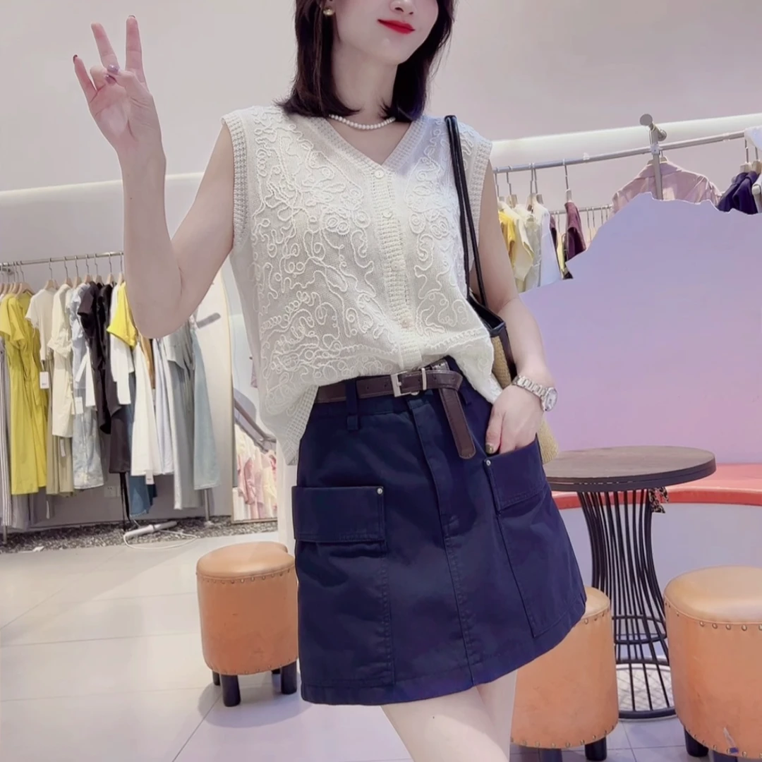 【花间令】只出不进~时尚V领夏季精致勾花百搭针织上衣