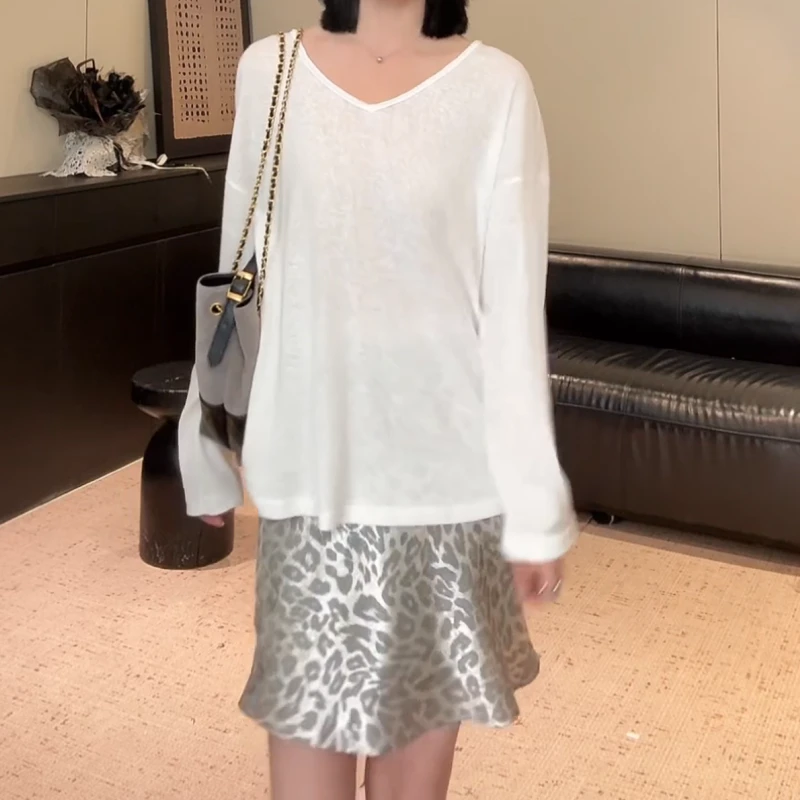 新款夏季长袖v领T恤罩衫+千金感银色豹纹半身裙LK2505645