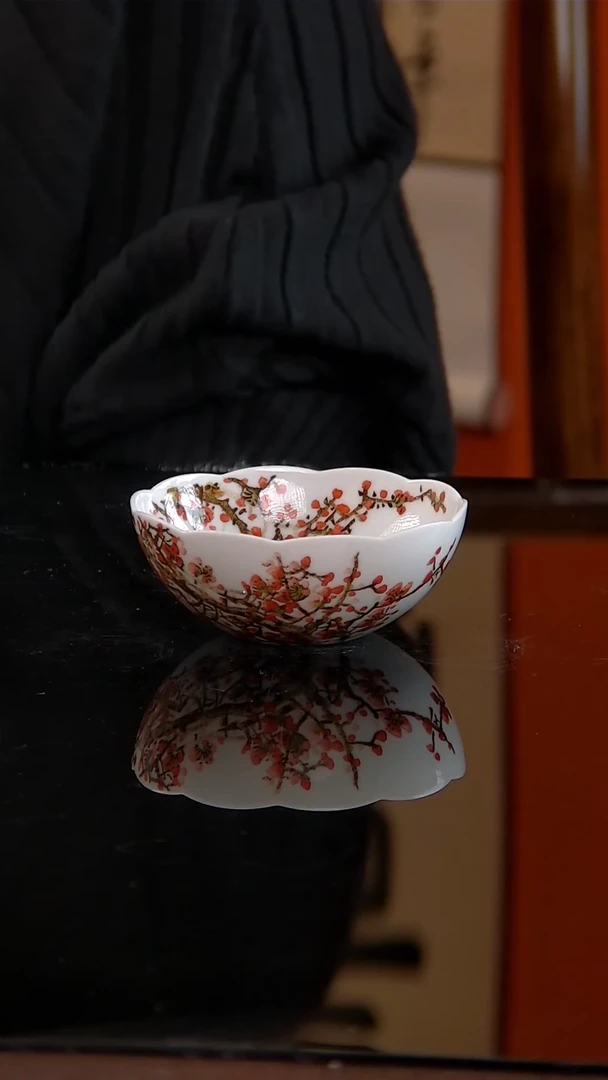 李华手绘釉中五彩腊梅普洱杯