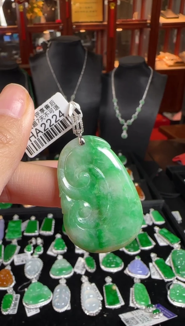 颈饰18K金镶嵌翡翠HA2224如意