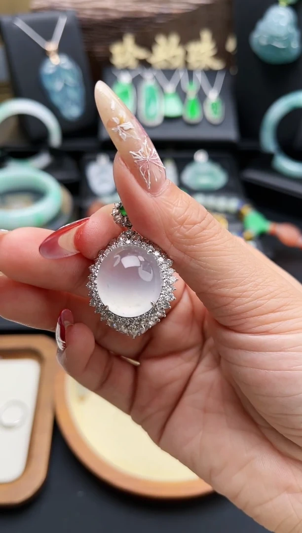 【闪购商品】翡翠颈饰18K金镶嵌翡翠吊坠