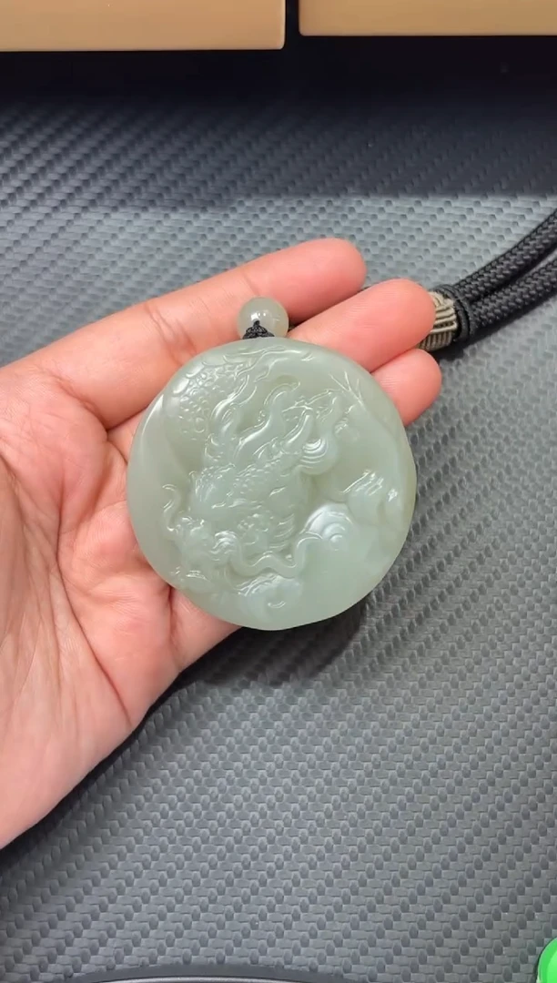 未镶嵌和田玉把件且末微色差近矿把件