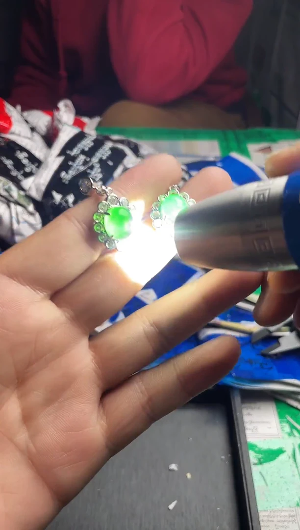 强子收货--所见即所得--多样性发货--CT123绿色的蛋面耳钉