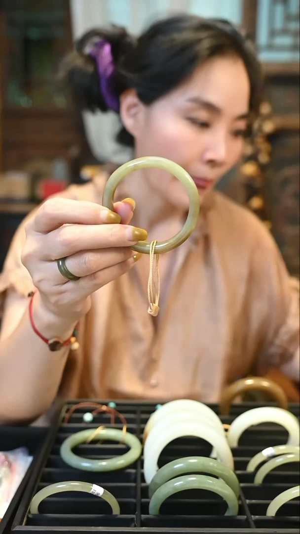 和田玉手镯未镶嵌Y****.定向 Yvonne