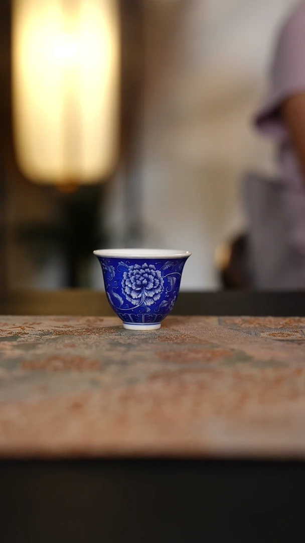 朴真堂青花蓝底缠枝小酒杯