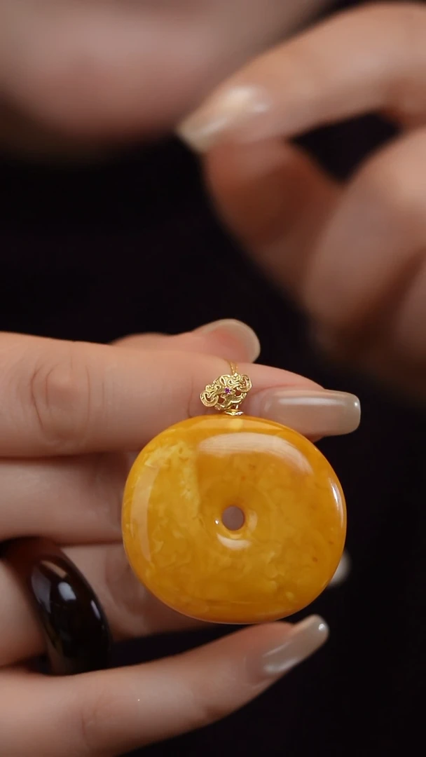 琥珀吊坠(赠链)18K金镶嵌花蜡饼子吊坠送银链子 克重11g