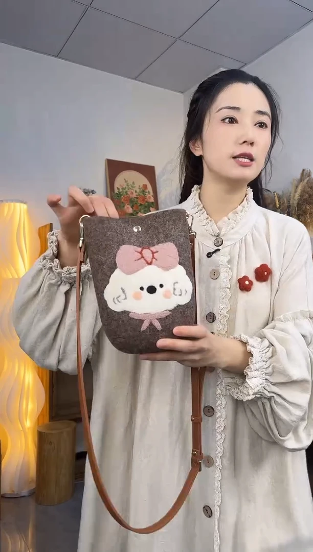 羊毛非遗纯手工包  手机包小狗