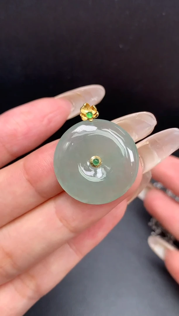 翡翠18K金镶嵌颈饰平安扣