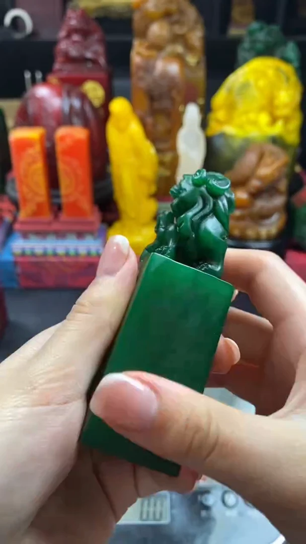 寿山石印石绝绿子母瑞兽章