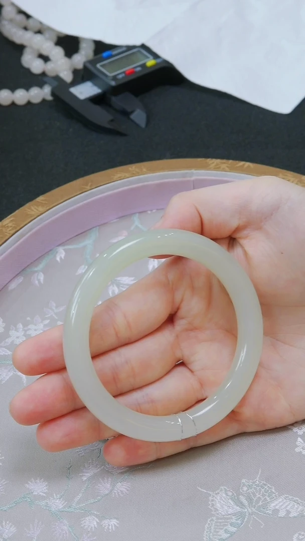 和田玉手镯未镶嵌56圈口 细条浅翠青冰胶底手镯