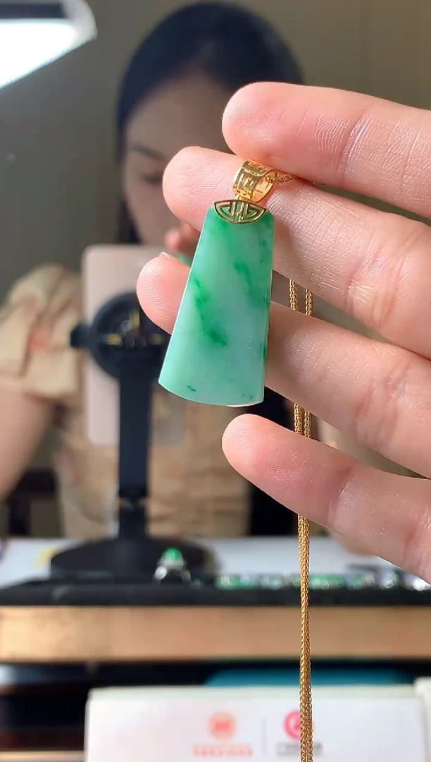 翡翠18K金镶嵌吊坠(赠链)吊坠