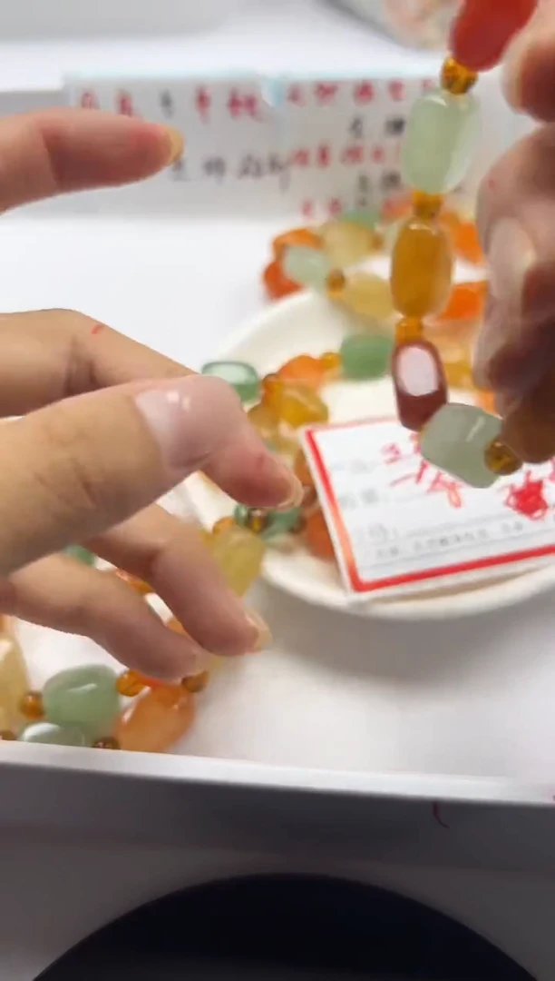 未镶嵌颈饰玛瑙/玉髓w3325三彩金丝玉随形手串*一条