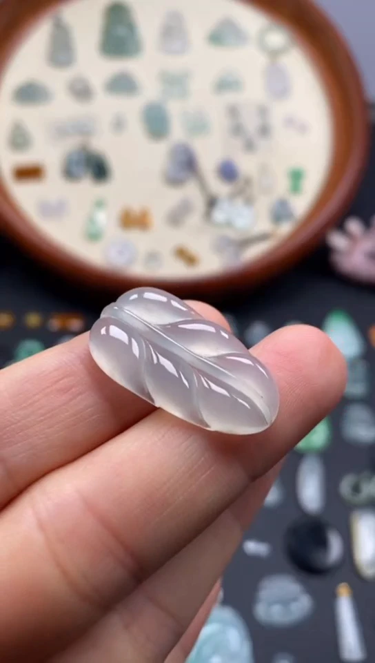 翡翠未镶嵌颈饰冰叶子/芬