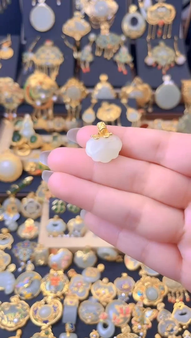 和田玉银S925镀金镶嵌颈饰双鱼如意锁吊坠