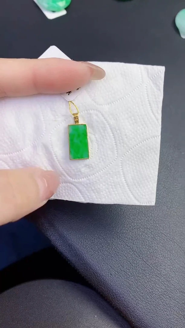 颈饰18K金镶嵌翡翠缅甸天然翡翠A货