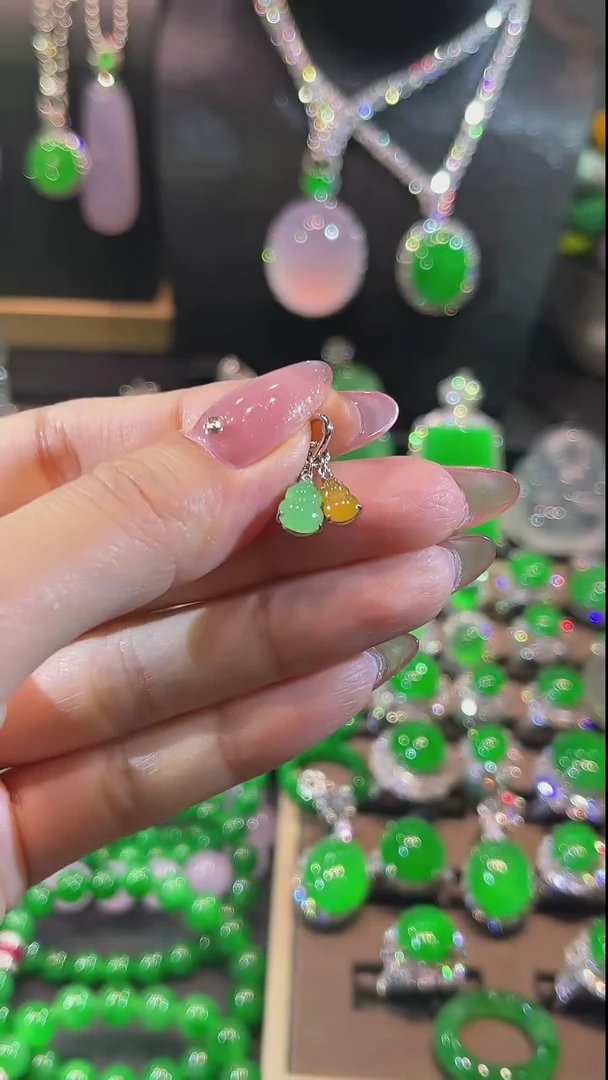 翡翠18K金镶嵌颈饰吊坠