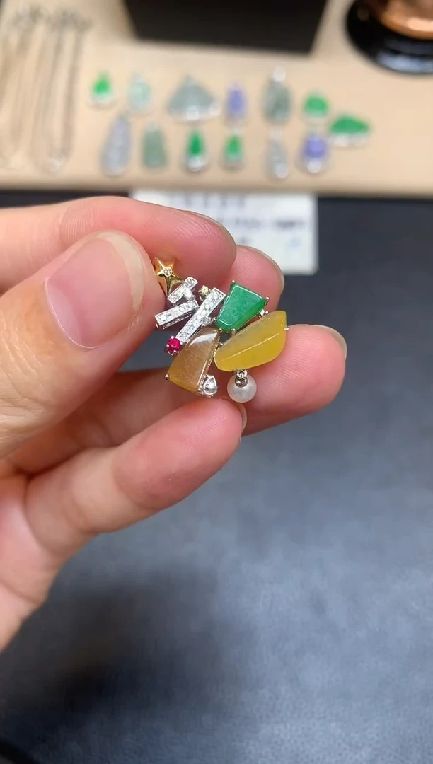 颈饰18K金镶嵌翡翠随形【无服务费