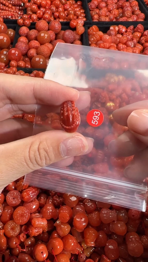 南红玛瑙未镶嵌颈饰1