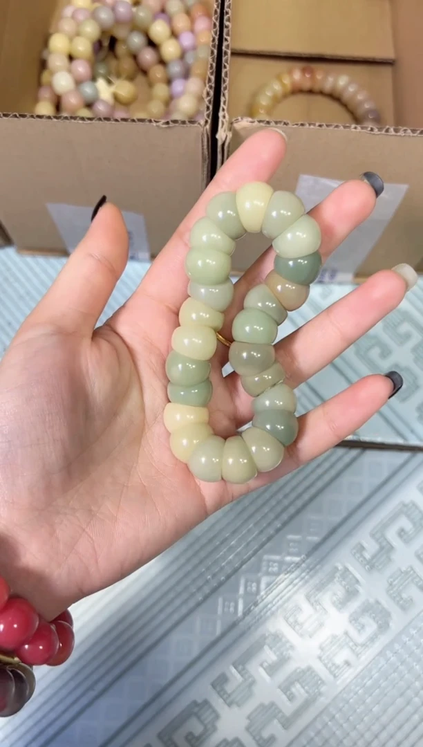210 绿玉化蒜瓣单圈菩提根/象牙果手串手持（默认微瑕）