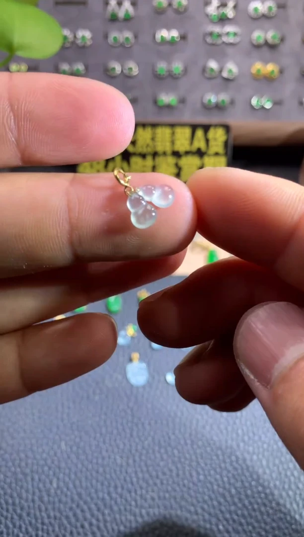 吊坠(不含链)18K金镶嵌翡翠天然翡翠A货，年尾清货价