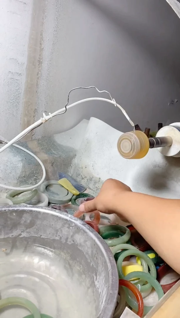 石英质玉手镯未镶嵌好***?1