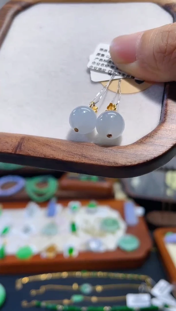 颈饰18K金镶嵌翡翠多样性发货 发其一