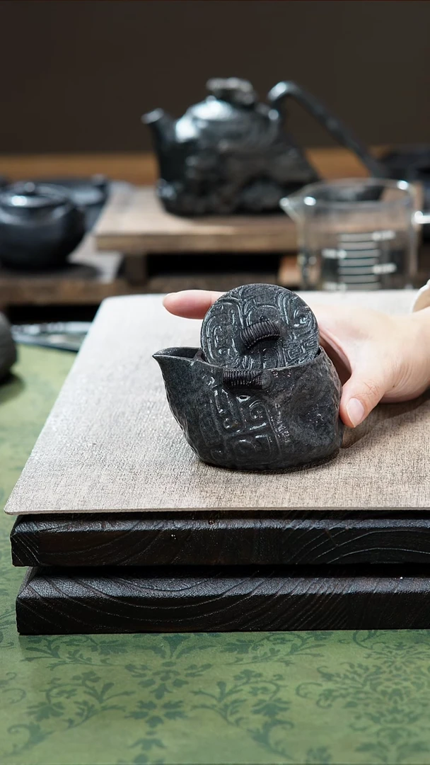 中式归玉堂冰碛岩重工雕刻饕餮宝瓶壶