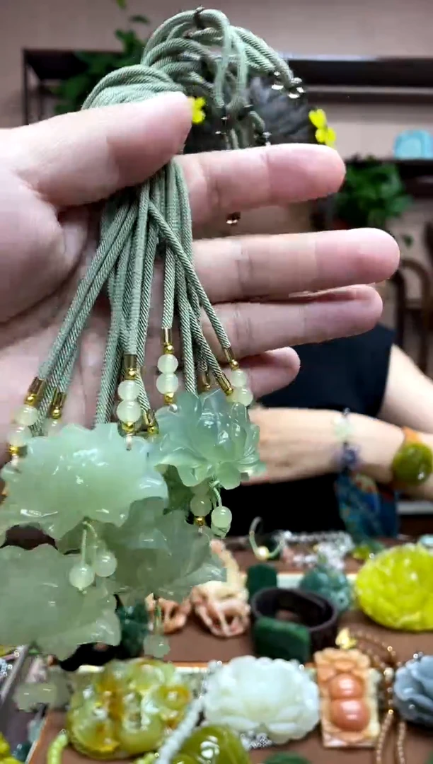 未镶嵌岫玉吊坠多样性发货发其中之一